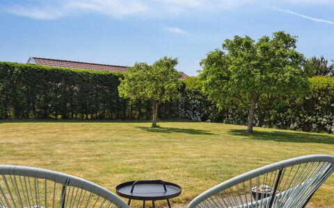 Wreth - 300M from the Sea: Bleu, Arbuste, Chalet, Couverture De Sol, Jardin, Biens, Ombre, Aménagement Paysager, Ferme, Eco Hôtel