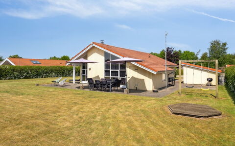 Wreth - 300M from the Sea: Bleu, Arbuste, Chalet, Couverture De Sol, Jardin, Biens, Ombre, Aménagement Paysager, Ferme, Eco Hôtel