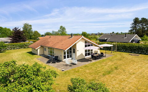 Wreth - 300M from the Sea: Bleu, Arbuste, Chalet, Couverture De Sol, Jardin, Biens, Ombre, Aménagement Paysager, Ferme, Eco Hôtel