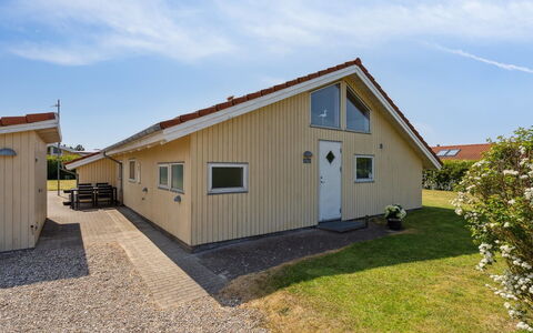 Wreth - 300M from the Sea: Bleu, Arbuste, Chalet, Couverture De Sol, Jardin, Biens, Ombre, Aménagement Paysager, Ferme, Eco Hôtel