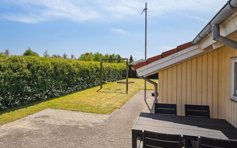 Wreth - 300M from the Sea: Bleu, Arbuste, Chalet, Couverture De Sol, Jardin, Biens, Ombre, Aménagement Paysager, Ferme, Eco Hôtel