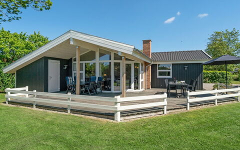 Kajana - 400M from the Sea: Maison, Domicile, Toit, Chalet, Biens, Aménagement Paysager, Batiments Jardin, Siding, Ferme