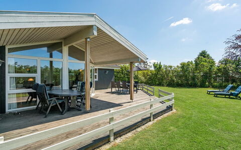 Kajana - 400M from the Sea: Bleu, Arbuste, Chalet, Couverture De Sol, Jardin, Biens, Ombre, Aménagement Paysager, Ferme, Eco Hôtel