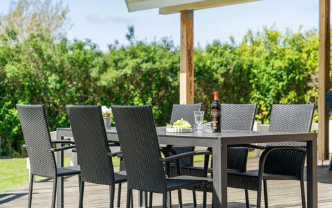 Kajana - 400M from the Sea: Bleu, Arbuste, Chalet, Couverture De Sol, Jardin, Biens, Ombre, Aménagement Paysager, Ferme, Eco Hôtel
