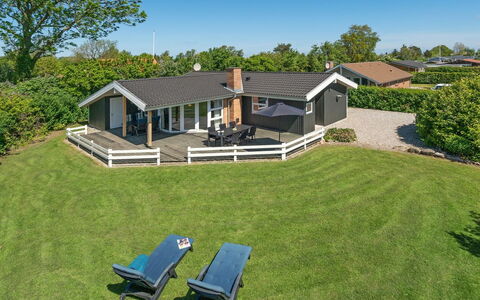 Kajana - 400M from the Sea: Bleu, Arbuste, Chalet, Couverture De Sol, Jardin, Biens, Ombre, Aménagement Paysager, Ferme, Eco Hôtel