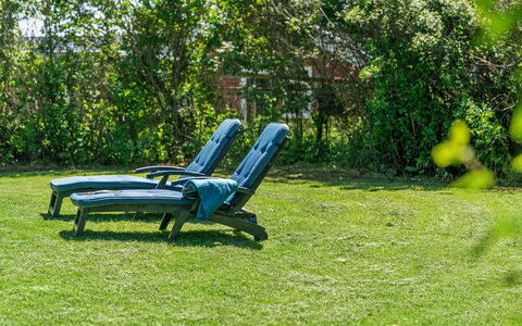 Kajana - 400M from the Sea: Bleu, Arbuste, Chalet, Couverture De Sol, Jardin, Biens, Ombre, Aménagement Paysager, Ferme, Eco Hôtel