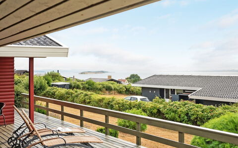 Miriam - 300M from the Sea: Toit, Maison, Lot Terre, Domicile, Chalet, Biens, Batiments Jardin, Ombre, Cabane En Rondins, Aménagement Paysager