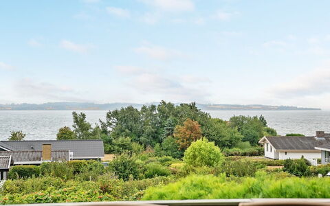 Miriam - 300M from the Sea: Toit, Maison, Lot Terre, Domicile, Chalet, Biens, Batiments Jardin, Ombre, Cabane En Rondins, Aménagement Paysager