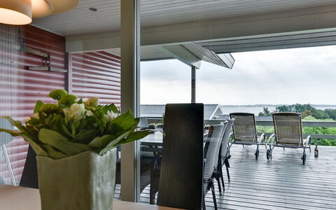 Miriam - 300M from the Sea: Toit, Maison, Lot Terre, Domicile, Chalet, Biens, Batiments Jardin, Ombre, Cabane En Rondins, Aménagement Paysager