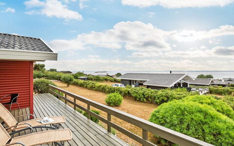 Miriam - 300M from the Sea: Toit, Maison, Lot Terre, Domicile, Chalet, Biens, Batiments Jardin, Ombre, Cabane En Rondins, Aménagement Paysager
