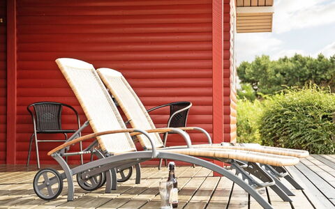 Miriam - 300M from the Sea: Toit, Maison, Lot Terre, Domicile, Chalet, Biens, Batiments Jardin, Ombre, Cabane En Rondins, Aménagement Paysager