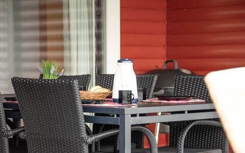 Miriam - 300M from the Sea: Toit, Maison, Lot Terre, Domicile, Chalet, Biens, Batiments Jardin, Ombre, Cabane En Rondins, Aménagement Paysager