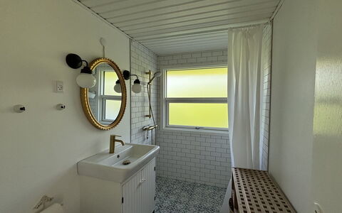 Aksa - 400M from the Sea: Mur, Luminaire Plomberie, Design Intérieur, Salle De Bains, Sol, Éclairage, Sol, Plomberie, Pièce, Plafond
