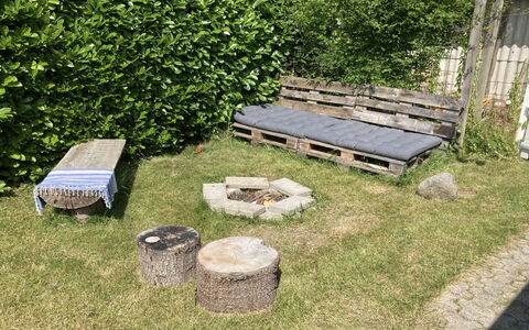 Aksa - 400M from the Sea: Mobilier De Jardin, Couverture De Sol, Jardin, Extérieur Banc, Pelouse, Arrière-Cour, Banc, Cour, Matériau Naturel, Planche