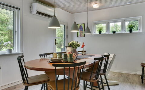 Thrugels - 200M from the Sea: Meubles, Design Intérieur, Sol, Bois, Luminaire, Plafond, Salle À Manger, Chaise, Table Cuisine Et Salle A Manger, Table