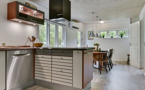 Thrugels - 200M from the Sea: Sol, Bois, Cuisine, Design Intérieur, Appareil De Cuisine, Sol, Meubles, Cabinetry, Comptoir, Plafond