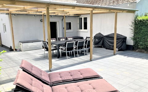 Thrugels - 200M from the Sea: Herbe, Arbuste, Maison, Jardin, Domicile, Chalet, Lot Terre, Pelouse, Couverture De Sol