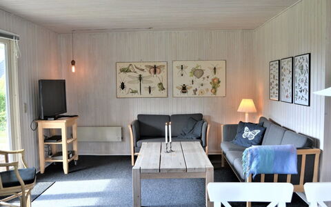 Kustaa - 1Km from the Sea: Meubles, Sol, Design Intérieur, Bois, Sol, Table, Plafond, Chaise, Pièce, Salon