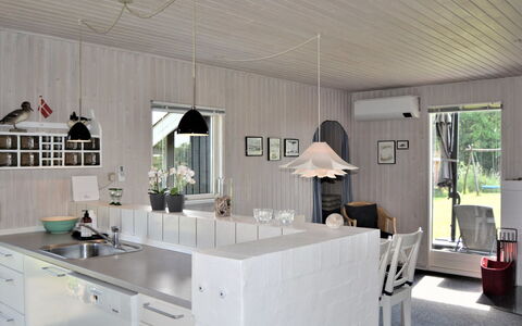 Kustaa - 1Km from the Sea: Design Intérieur, Sol, Plafond, Luminaire, Cuisine, Meubles, Sol, Comptoir, Chaise, Pièce