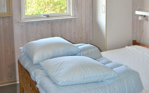 Kustaa - 1Km from the Sea: Chambre, Meubles, Lit, Drap De Lit, Literie, Bois, Linge, Sol, Textile, Design Intérieur