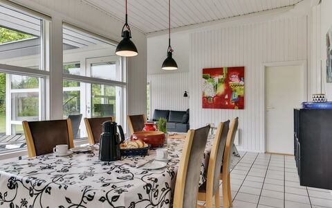 Riaan - 200M from the Sea: Meubles, Design Intérieur, Sol, Bois, Sol, Plafond, Parquet, Chaise, Table, Éclairage