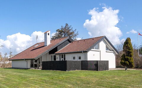 Faina - 100M from the Sea: Toit, Maison, Domicile, Chalet, Porte, Siding, Plate-Forme, Porche, Planche, Dur