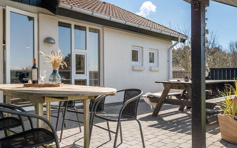 Faina - 100M from the Sea: Toit, Maison, Domicile, Chalet, Porte, Siding, Plate-Forme, Porche, Planche, Dur