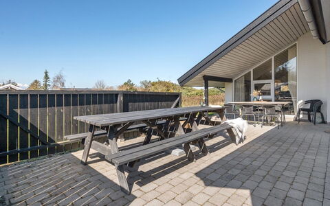 Faina - 100M from the Sea: Toit, Maison, Domicile, Chalet, Porte, Siding, Plate-Forme, Porche, Planche, Dur