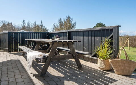 Faina - 100M from the Sea: Toit, Maison, Domicile, Chalet, Porte, Siding, Plate-Forme, Porche, Planche, Dur