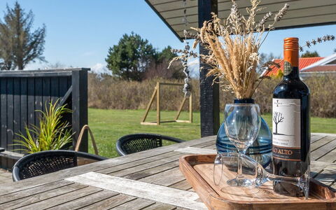 Faina - 100M from the Sea: Toit, Maison, Domicile, Chalet, Porte, Siding, Plate-Forme, Porche, Planche, Dur