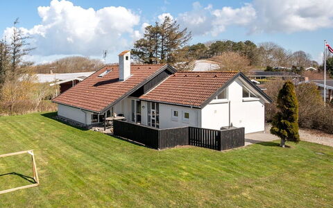 Faina - 100M from the Sea: Toit, Maison, Domicile, Chalet, Porte, Siding, Plate-Forme, Porche, Planche, Dur