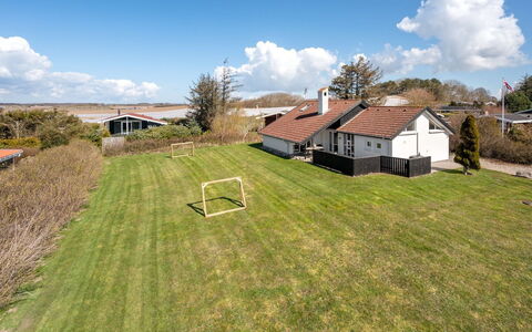 Faina - 100M from the Sea: Toit, Maison, Domicile, Chalet, Porte, Siding, Plate-Forme, Porche, Planche, Dur