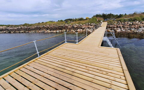 Faina - 100M from the Sea: Toit, Maison, Domicile, Chalet, Porte, Siding, Plate-Forme, Porche, Planche, Dur