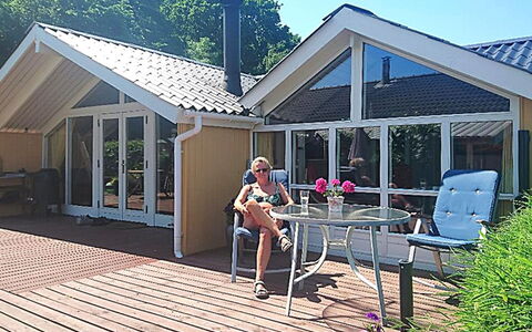 Sporgh - 100M from the Sea: Domicile, Ombre, Chalet, Porte, Mobilier De Jardin, Biens, Loisir, Porche, Siding, Cour