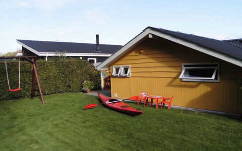 Sporgh - 100M from the Sea: Maison, Toit, Siding, Domicile, Chalet, Pelouse, Jardin, Cour, Arrière-Cour, Batiments Jardin