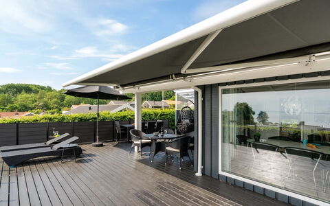 Aasta - 250M from the Sea: Sol, Mur, Sol, Design Intérieur, Bois, Plafond, Parquet, Éclairage, Meubles, Revêtement De Sol Stratifié