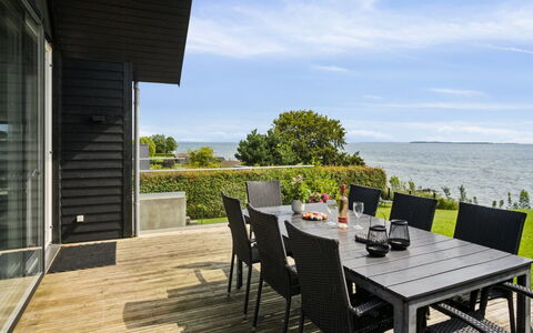 Reinhard - 50M from the Sea: Meubles, Design Intérieur, Sol, Bois, Sol, Plafond, Parquet, Chaise, Table, Éclairage