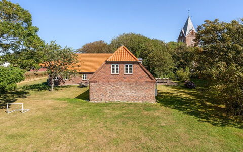 Myra - 18Km from the Sea: Herbe, Arbre, Bâtiment, Maison, Toit, Arbuste, Chalet, Domicile, Architecture