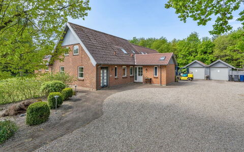 Birita - 20Km from the Sea: Domicile, Toit, Maison, Chalet, Biens, Porte, Porche, Siding, Ferme, Ombre