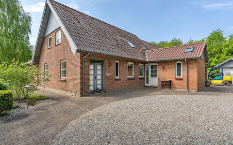 Birita - 20Km from the Sea: Domicile, Toit, Maison, Chalet, Biens, Porte, Porche, Siding, Ferme, Ombre