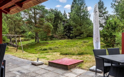 Alflak - 5.2Km from the Sea: Arbuste, Lot Terre, Jardin, Chalet, Aménagement Paysager, Cour, Arrière-Cour, Ombre, Batiments Jardin, Pelouse