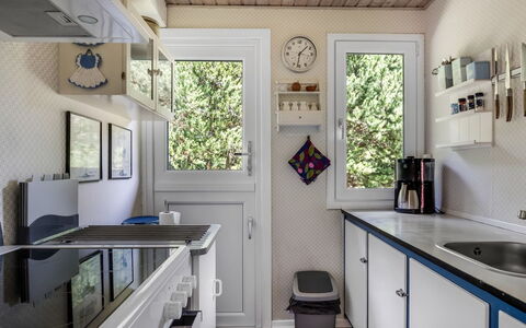 Alflak - 5.2Km from the Sea: Cuisine, Appareil De Cuisine, Principaux Appliance, Comptoir, Design Intérieur, Électroménager, Cabinetry, Domicile, Cuisinière, Evier