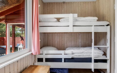 Alflak - 5.2Km from the Sea: Bois, Chambre, Lit Superposé, Lit, Design Intérieur, Tache De Bois, Sol, Domicile, Meubles, Dur