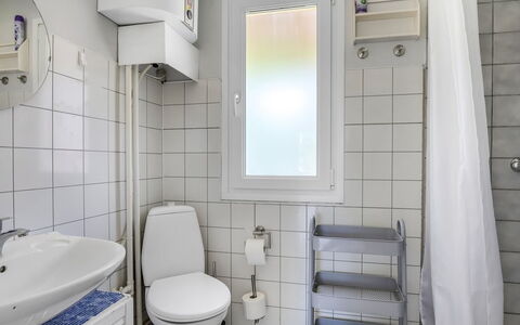 Alflak - 5.2Km from the Sea: Siège De Toilette, Toilette, Luminaire Plomberie, Salle De Bains, Sol, Sol, Design Intérieur, Évier, Lavabo, Plomberie