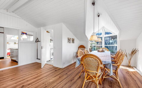 Caya - 450M to the Fjord: Sol, Design Intérieur, Bois, Sol, Escaliers, Plafond, Tache De Bois, Parquet, Dur, Balustrade