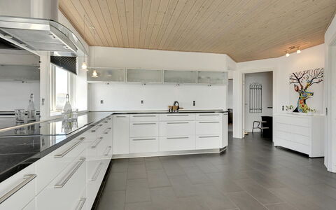 Bibbi - 20M to the Fjord: Cuisine, Sol, Bois, Plafond, Design Intérieur, Comptoir, Sol, Cabinetry, Luminaire, Parquet