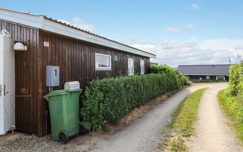 Lillebror - 200M from the Sea: Toit, Maison, Domicile, Chalet, Siding, Biens, Allée, Batiments Jardin, Cour, Cabanon