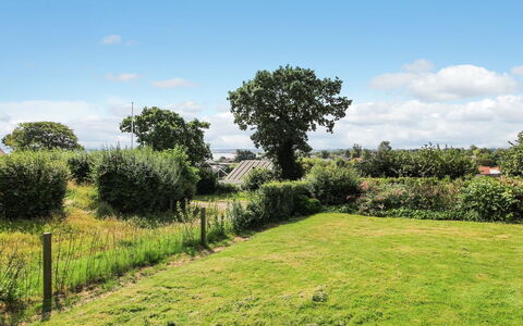 Lillebror - 200M from the Sea: Toit, Maison, Domicile, Chalet, Siding, Biens, Allée, Batiments Jardin, Cour, Cabanon