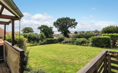 Lillebror - 200M from the Sea: Toit, Maison, Domicile, Chalet, Siding, Biens, Allée, Batiments Jardin, Cour, Cabanon