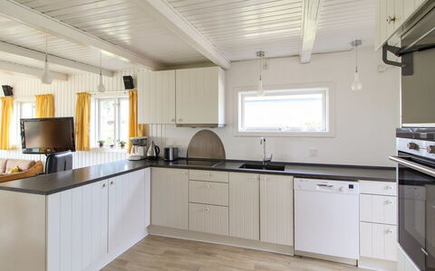 Lillebror - 200M from the Sea: Toit, Maison, Domicile, Chalet, Siding, Biens, Allée, Batiments Jardin, Cour, Cabanon